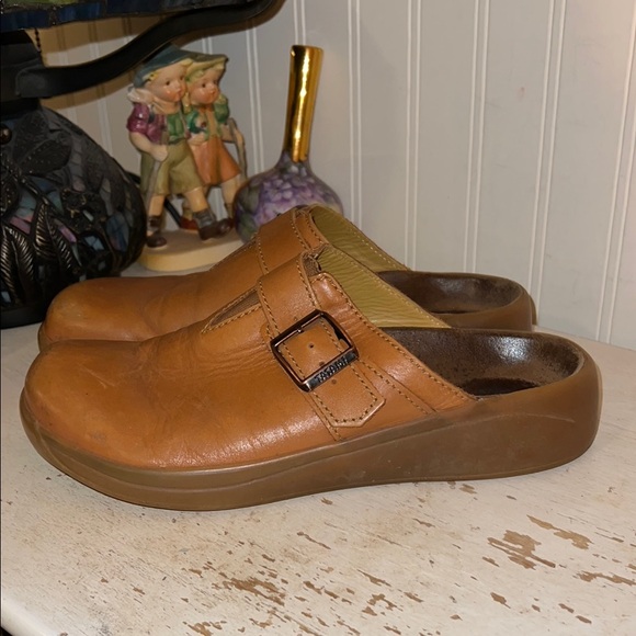 Birkenstock Shoes - Birkenstock Tatami Brown Leather Clogs mules size 9